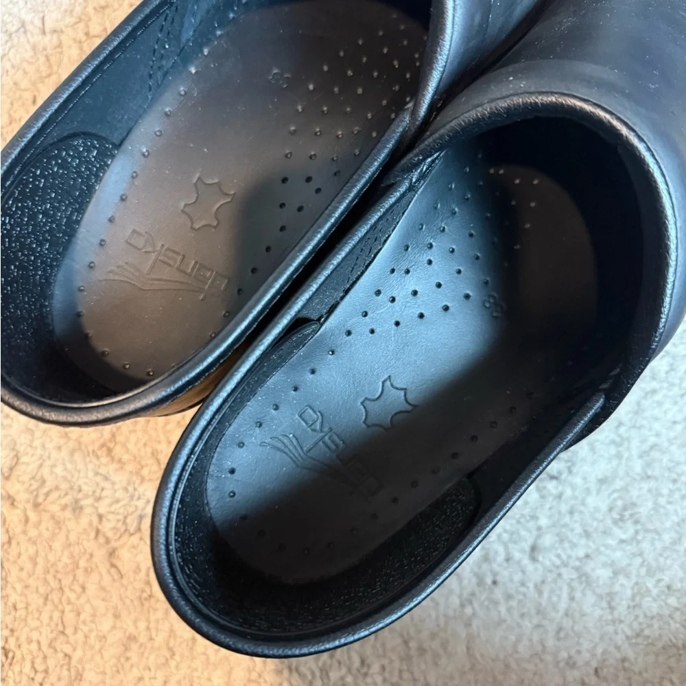 LIKE NEW Dansko Black Slip-On Clogs, Women’s 38 // 7.5-8 - Picture 5 of 10